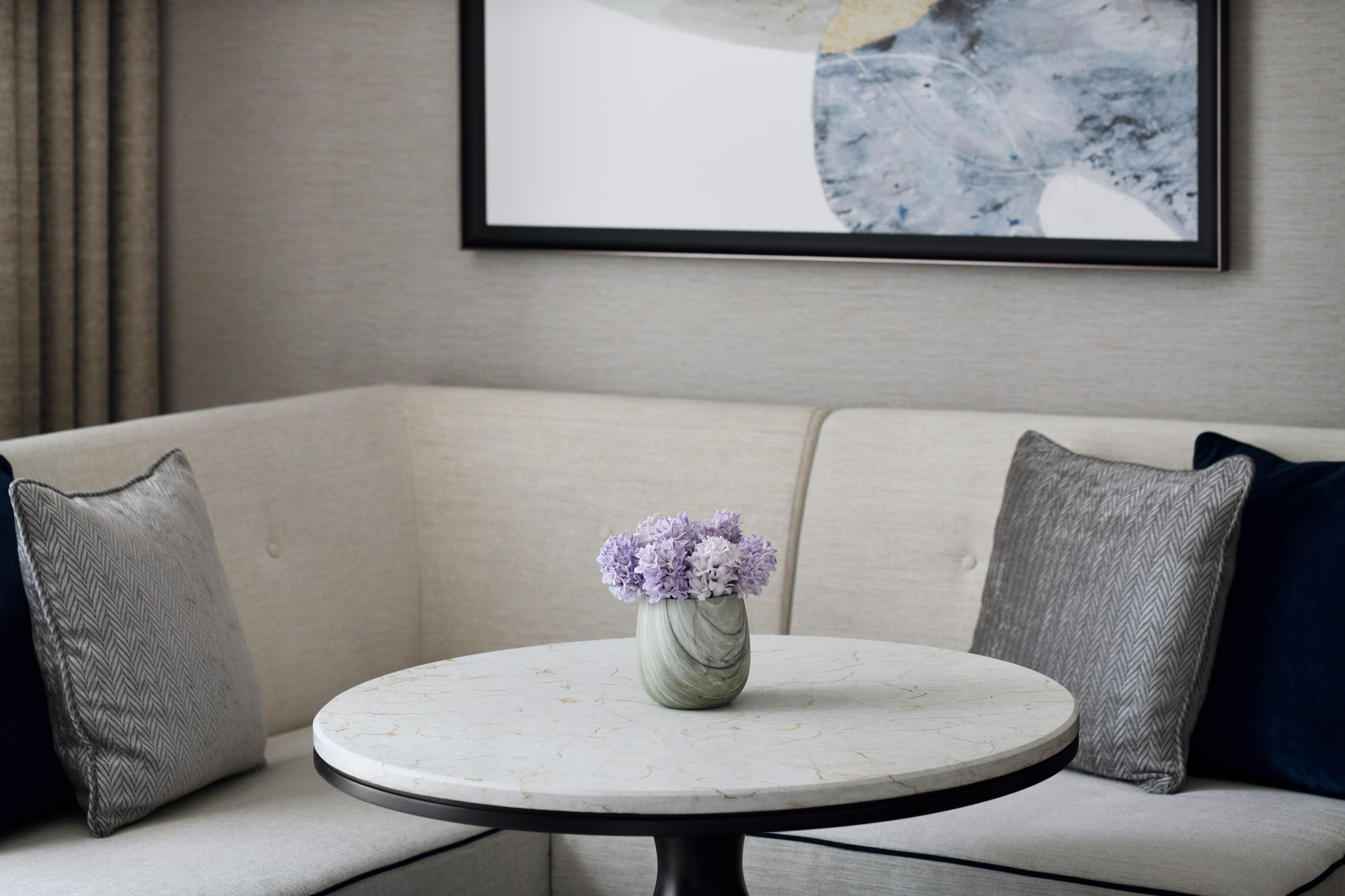 Hotel Address Downtown Dubai Esterno foto A marble table