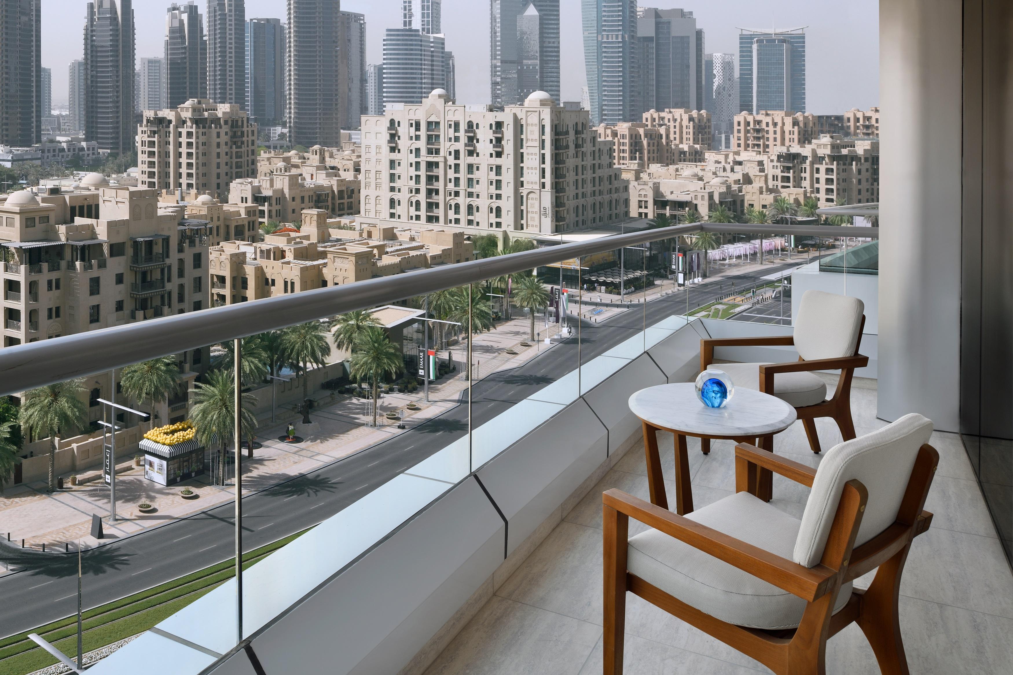Hotel Address Downtown Dubai Esterno foto A balcony in Dubai