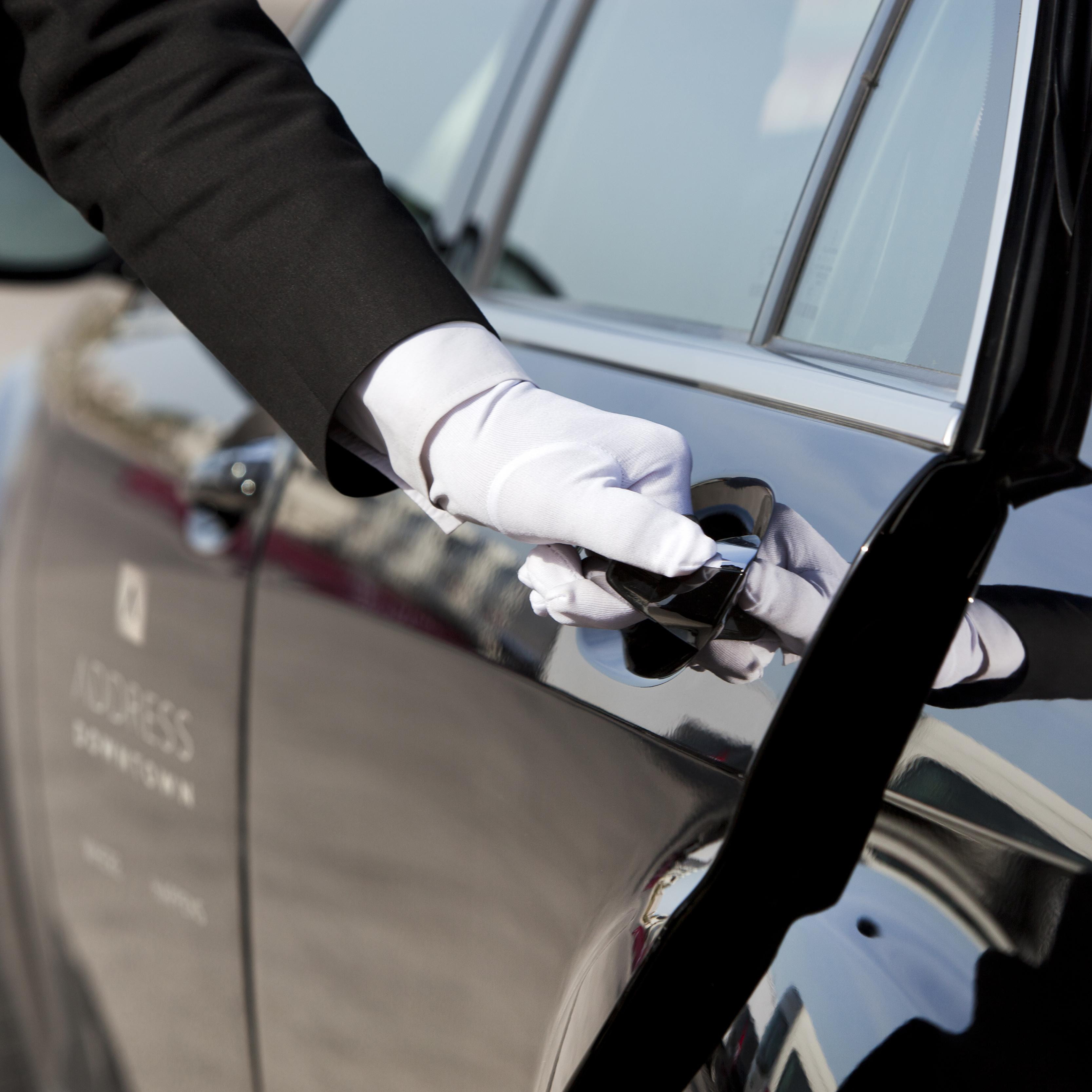 Hotel Address Downtown Dubai Esterno foto A chauffeur opening a car door