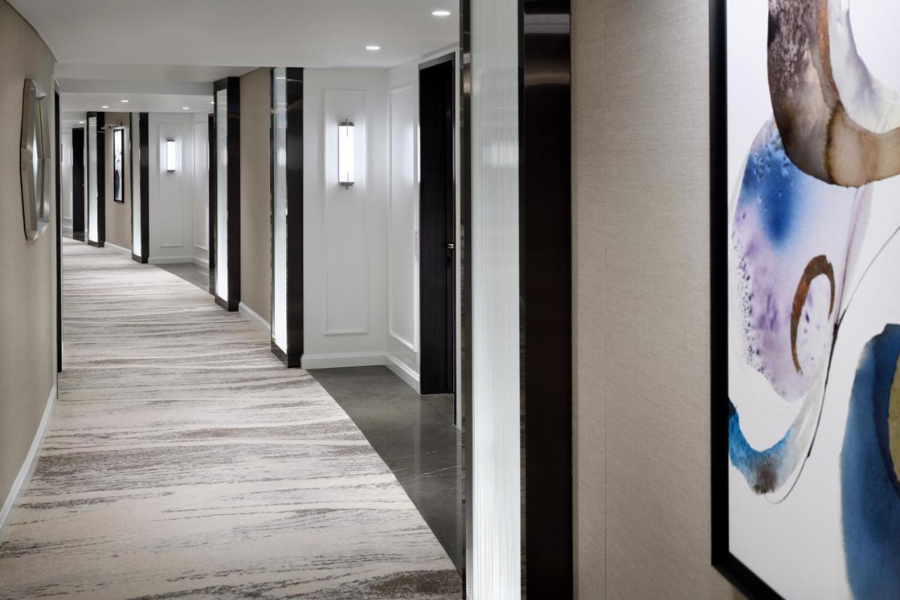 Hotel Address Downtown Dubai Esterno foto A corridor at the hotel